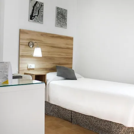 Vía Sevilla - Cádiz Alojamiento&restaurante * El Cuervo (Andalusia)